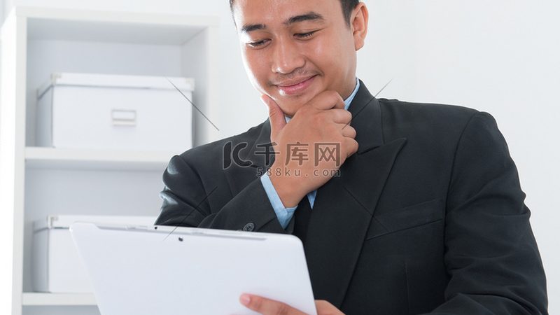 一个优秀的服务商，其团队实力是关键。可以从以下几个方面考察：